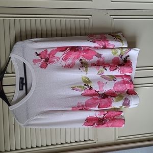 Jones New York ladies top RUNS BIG